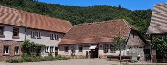 Die historischen Gebäude des Bärenbrunner Hofs bilden einen denkmalgeschützten Vierseithof aus dem 18. und 19. Jahrhundert.