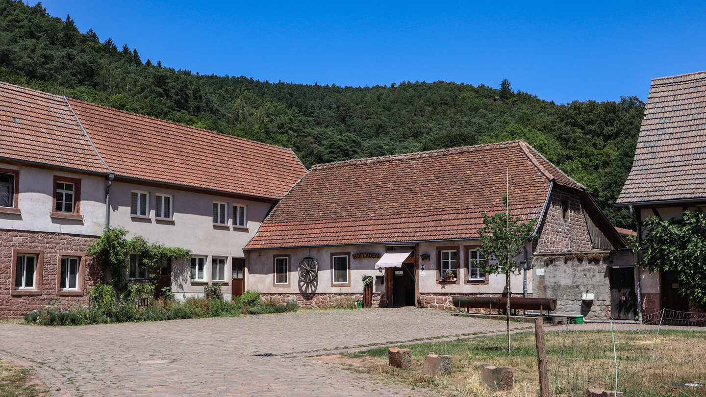 Die historischen Gebäude des Bärenbrunner Hofs bilden einen denkmalgeschützten Vierseithof aus dem 18. und 19. Jahrhundert.