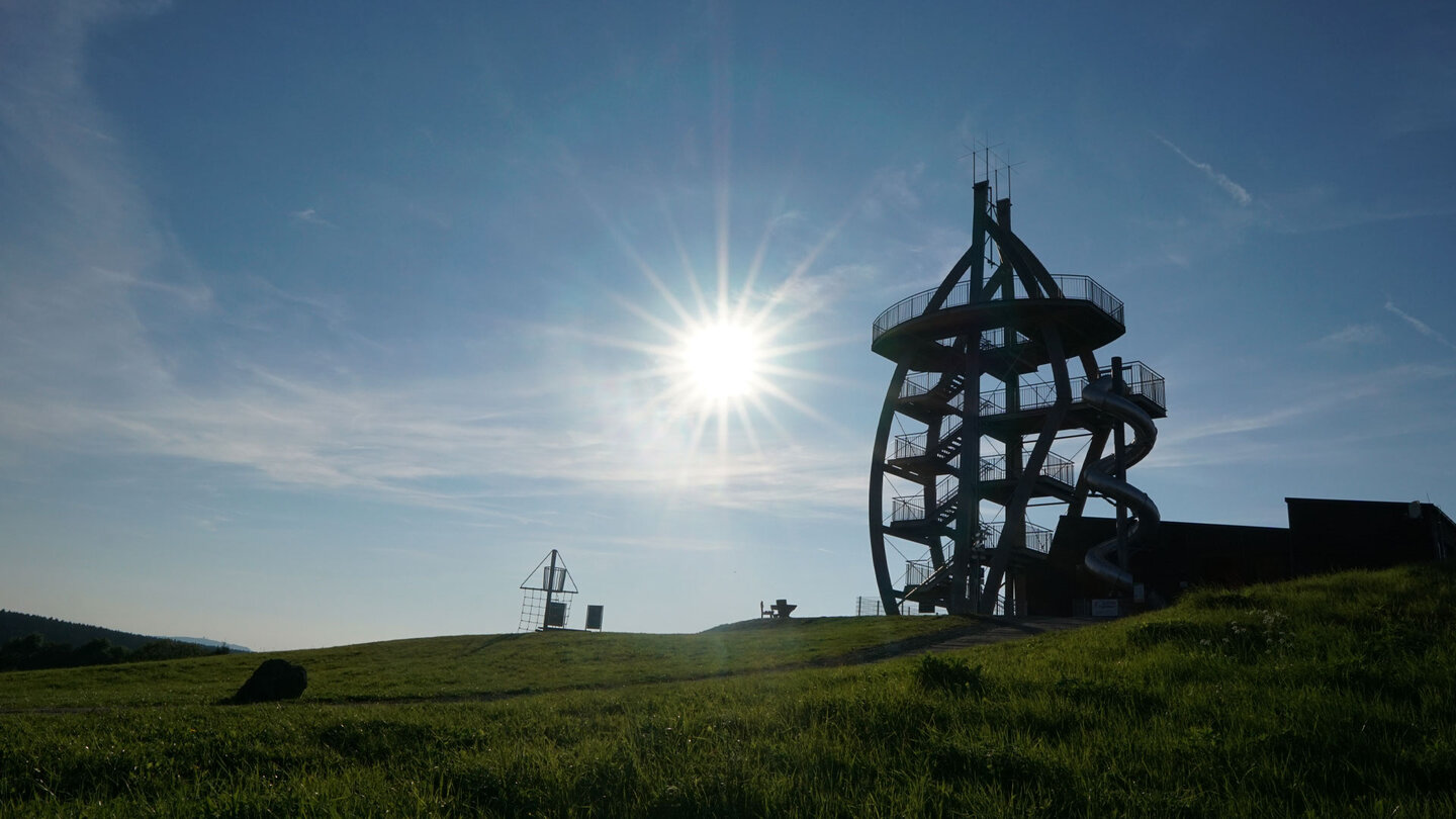 Noahs Segel und die Erlebnisrutsche auf dem Berg Ellenbogen in der Rhön Noahs Segel und die Erlebnisrutsche auf dem Berg Ellenbogen