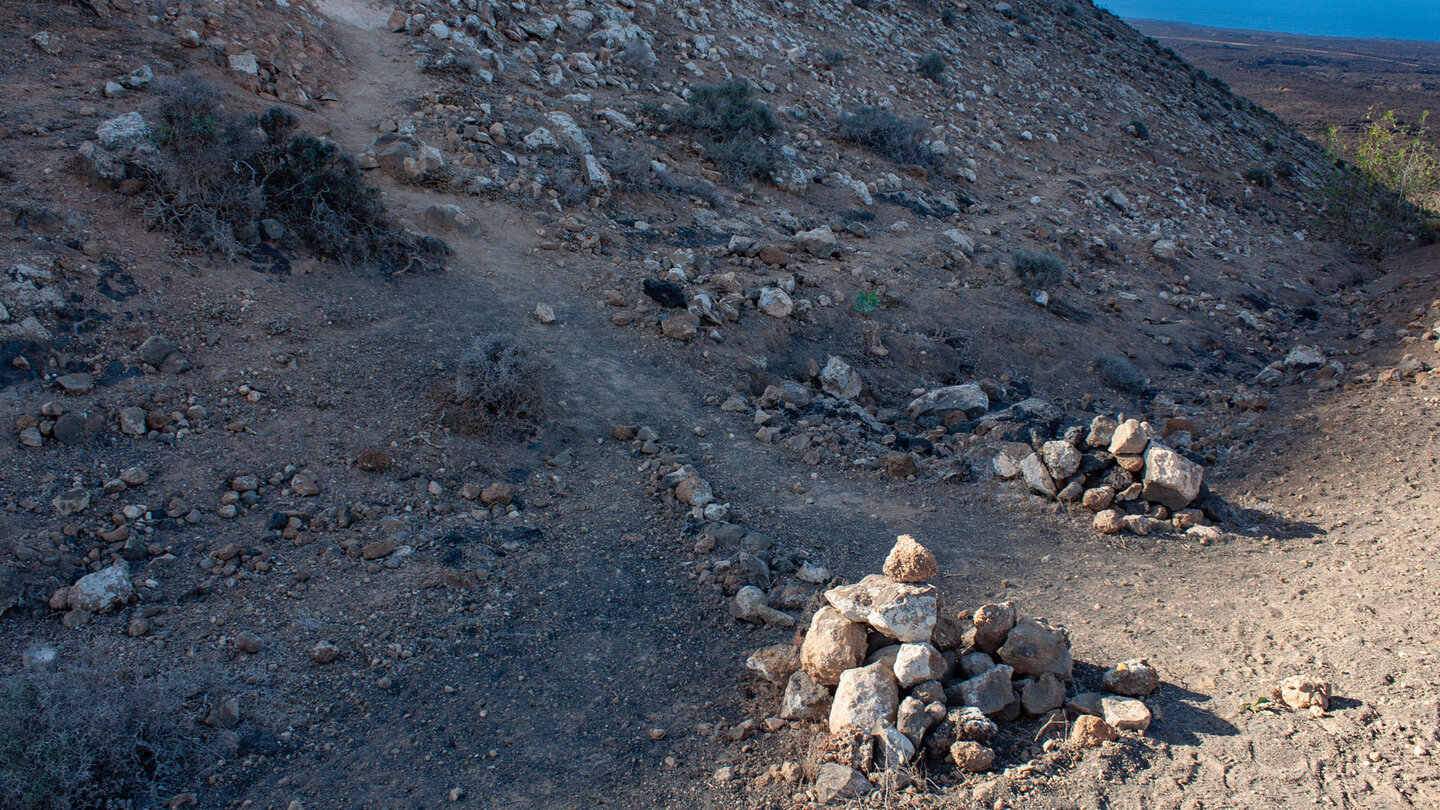 Steinmännchen am Wanderweg auf die Caldera Blanca