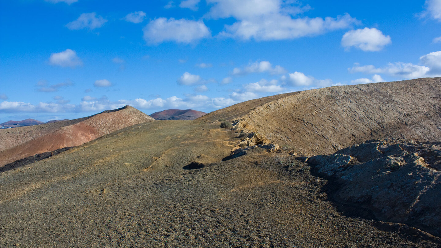 Blick über den tiefer gelegenen Kraterrand der Caldera Blanca zur Montaña Caldereta