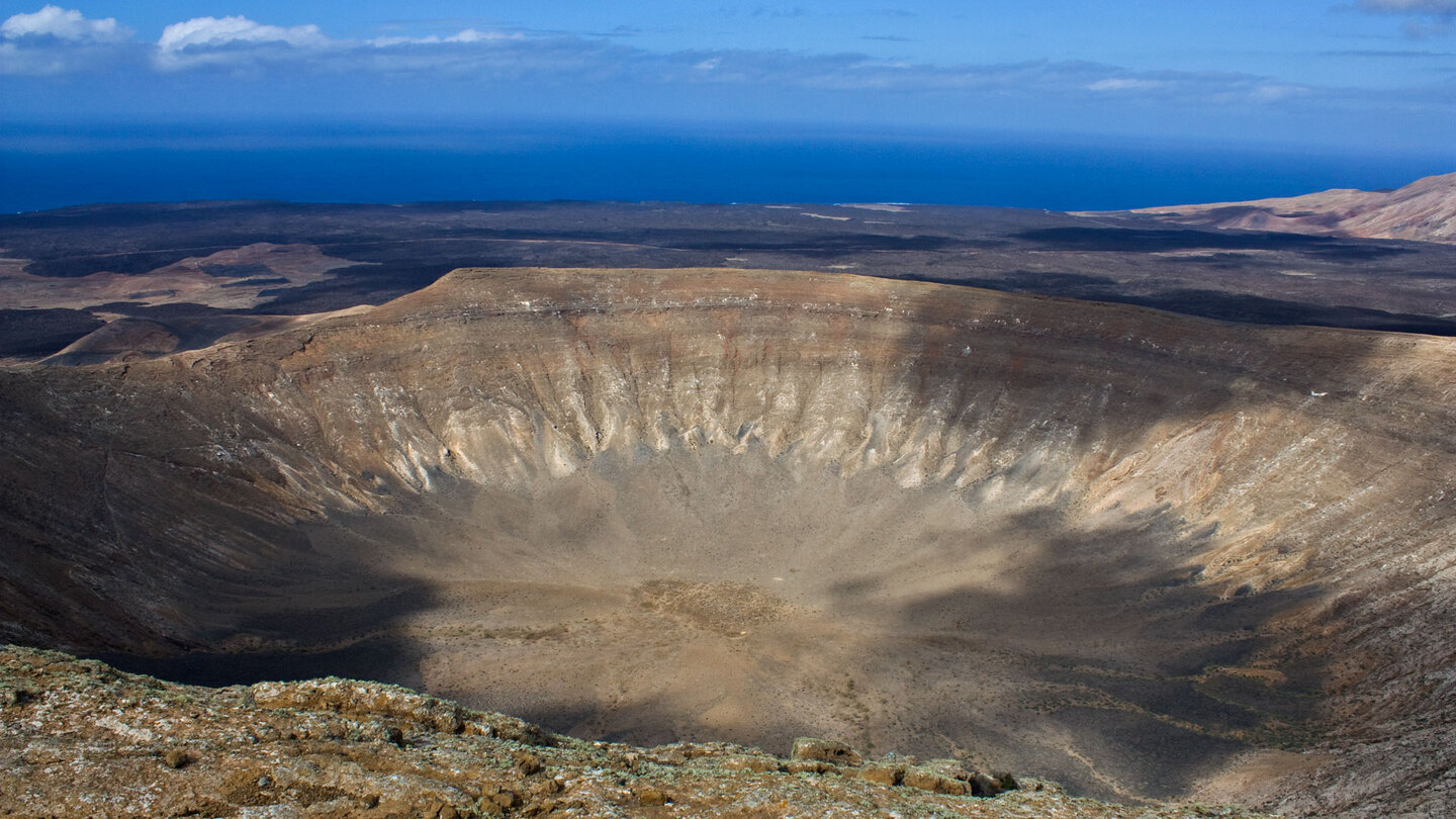 der gewaltige Krater der Caldera Blanca auf Lanzarote