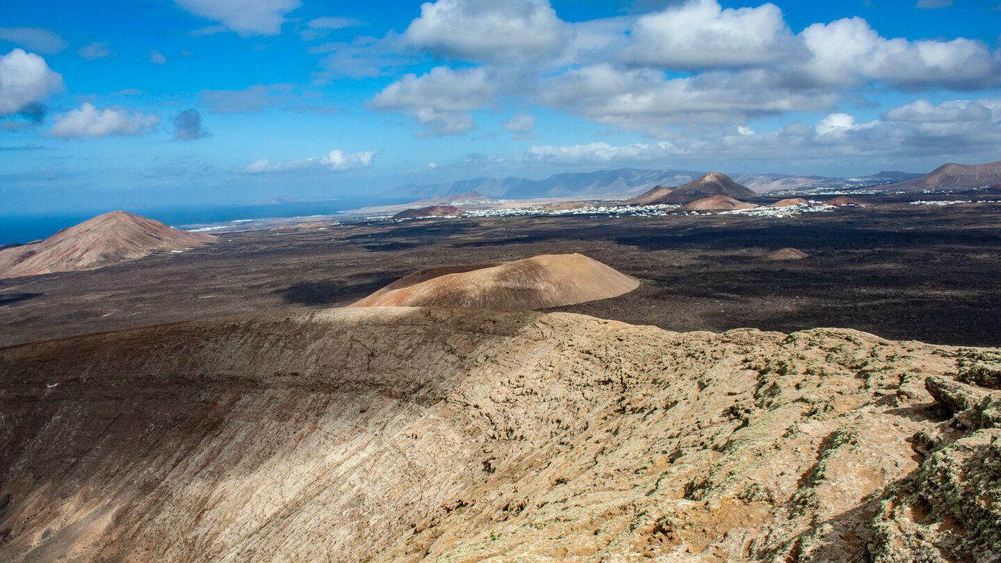 Panoramablick bis zum Famara-Gebirge und dem Chinijo-Archipel