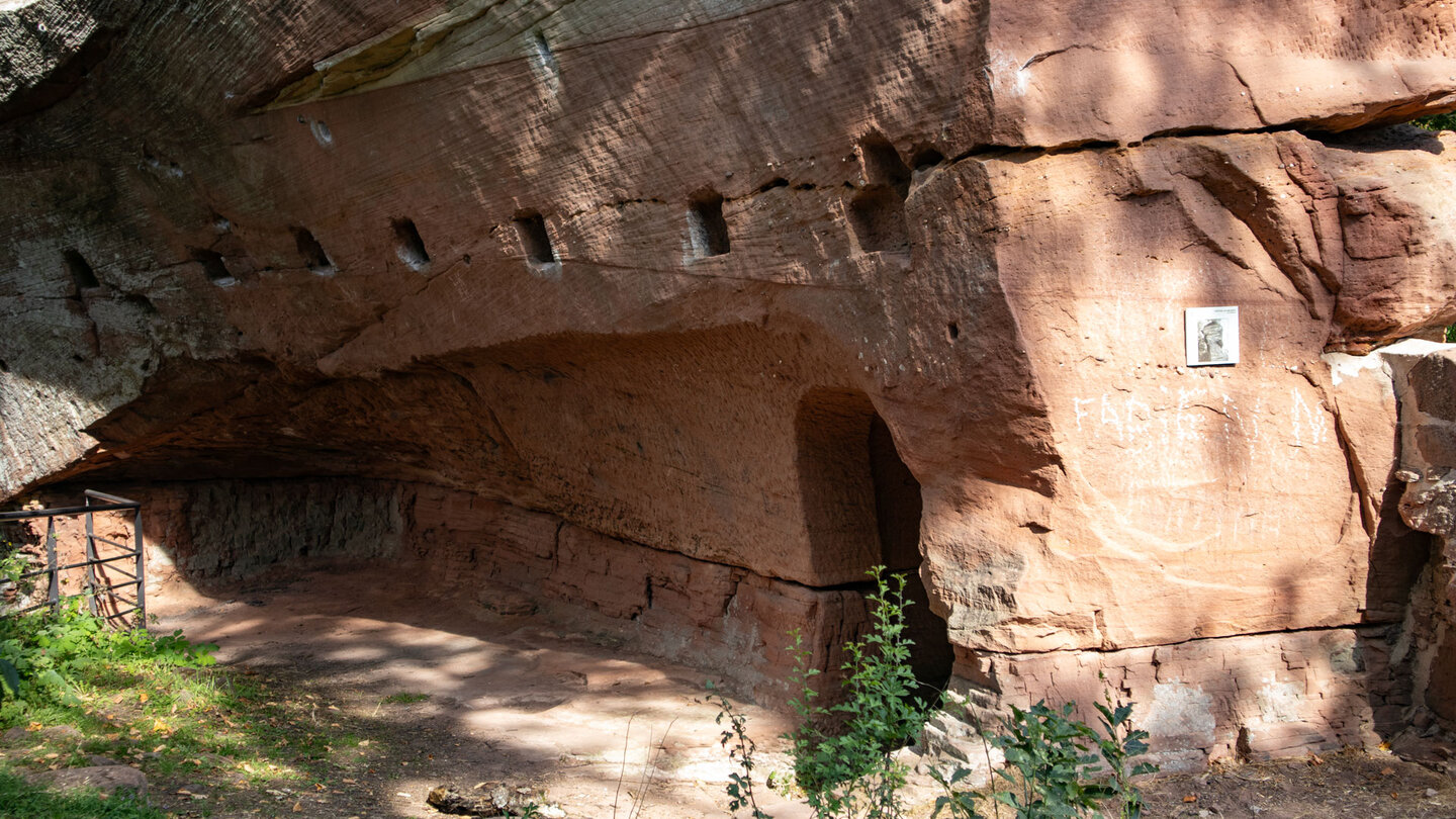 Bearbeitungsspuren im Burgfels der Ruine Waldeck Bearbeitungsspuren im Burgfels der Ruine Waldeck