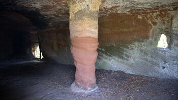 Felsenkammer mit Sandsteinsäule im der Burgruine Waldeck