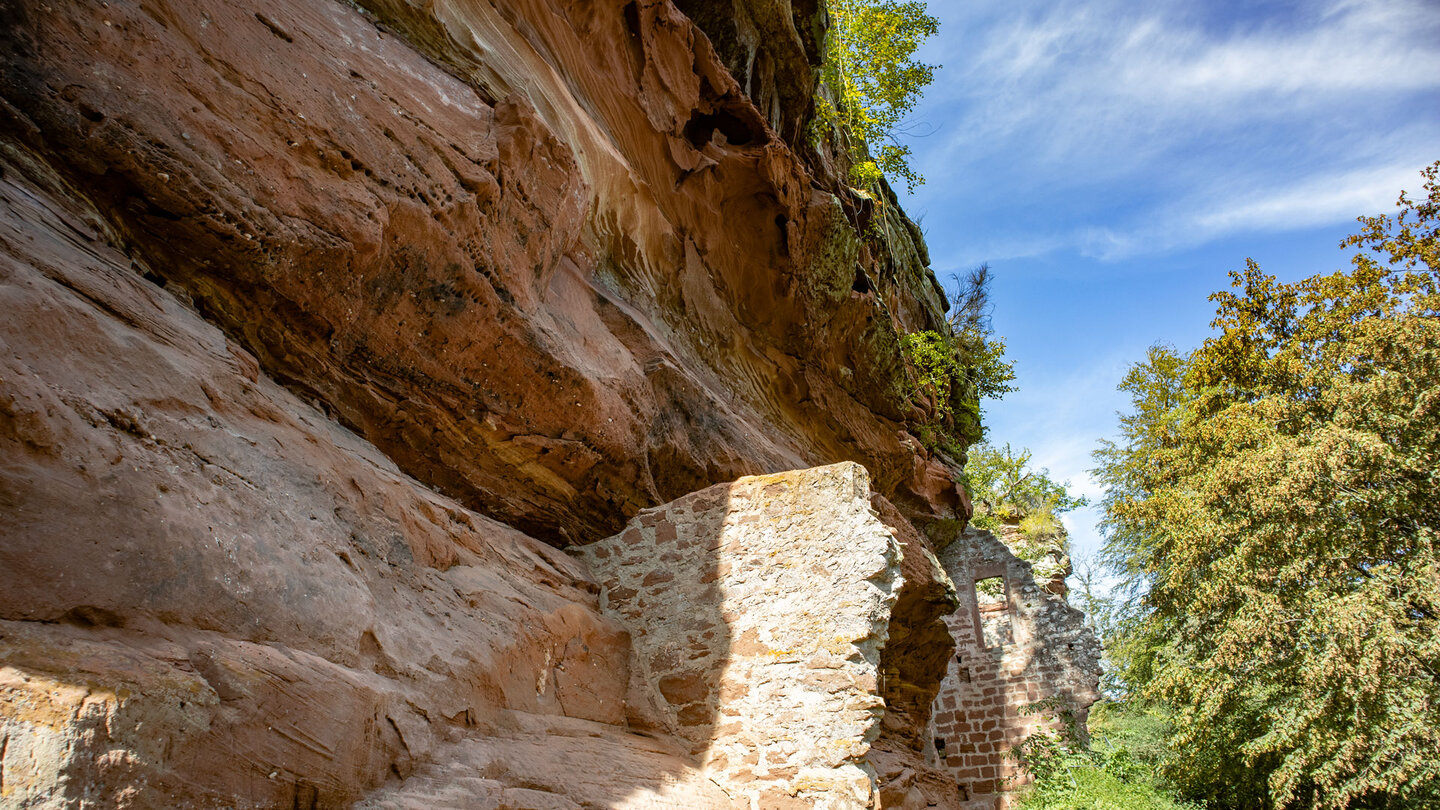 Mauerreste am Felsriff des Château de Waldeck