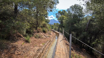 wandern entlang des Kanals Acequia Lízar