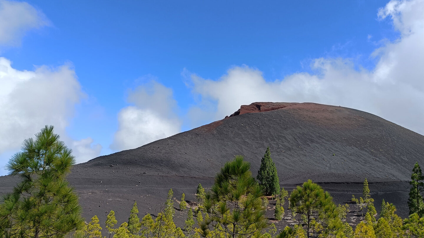 Ausblick auf den dunkel gefärbten Montaña Negra