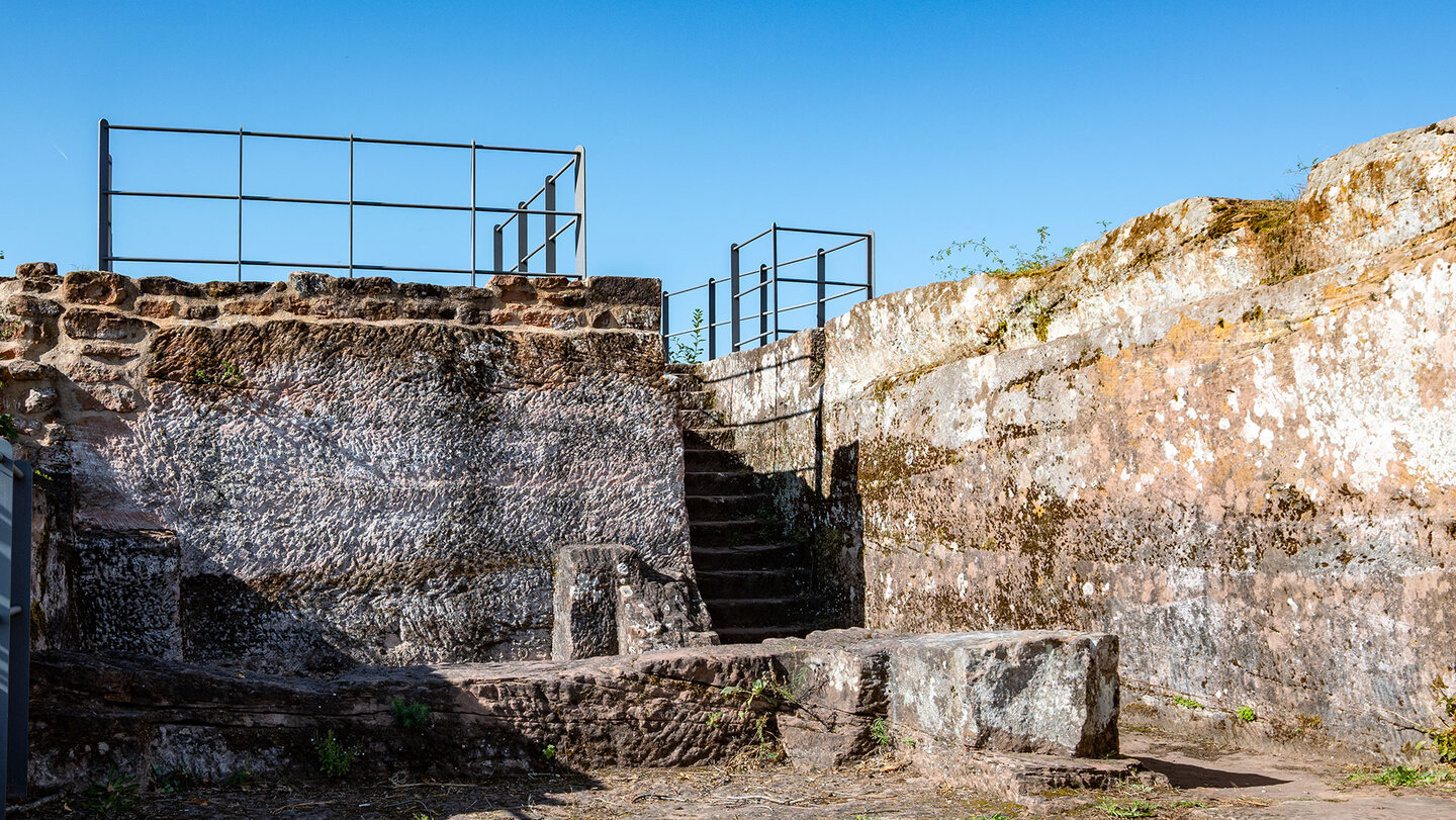 geschrotete Felsen in der Burganlage der Ruine Falkenburg geschrotete Felsen in der Anlage der Ruine Falkenburg