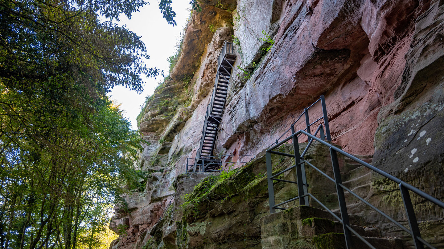 eine steile Treppe führt zur Oberburg der Falkenburg steile Treppe zur Oberburg der Falkenburg