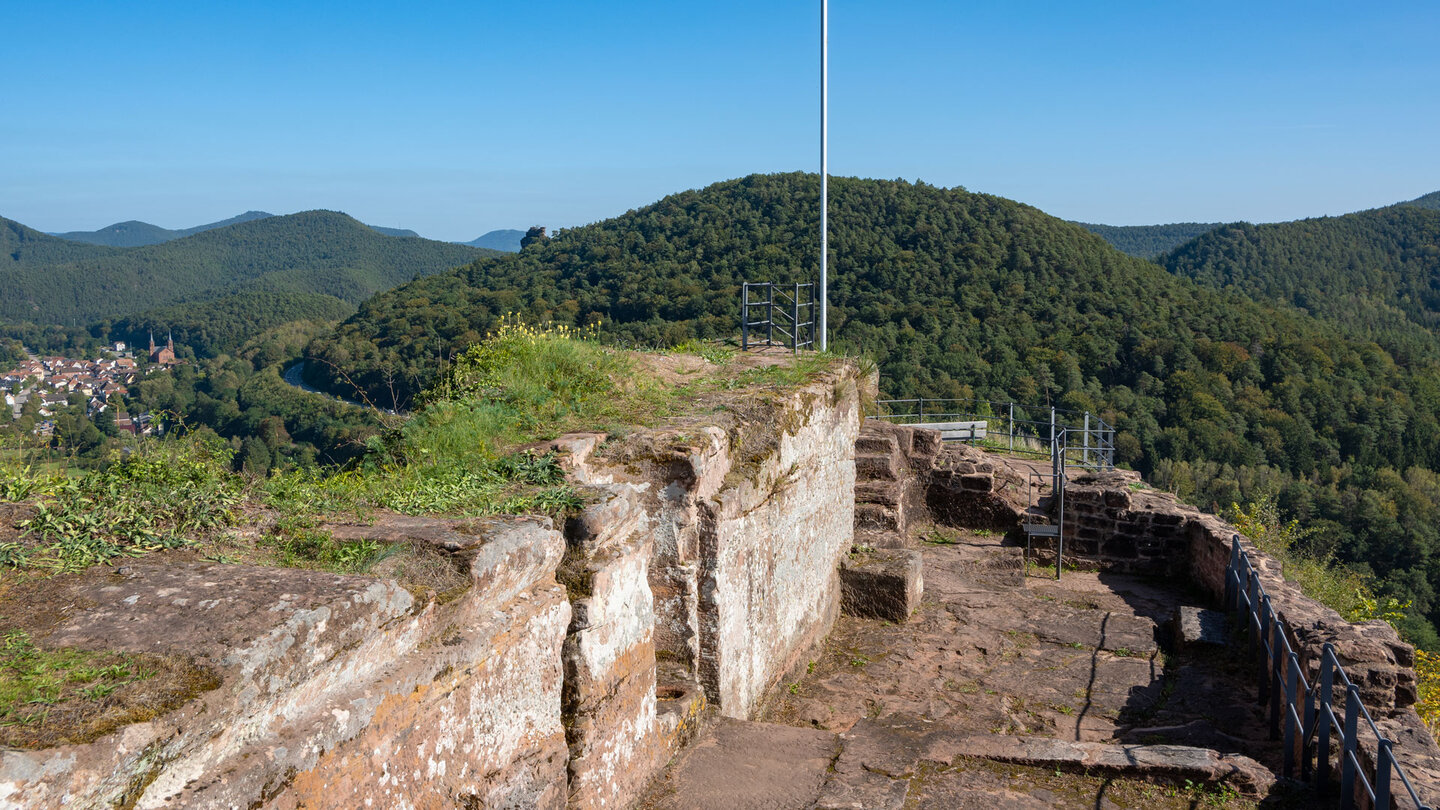 Ausblick von der Falkenburg auf den Pfälzerwald Ausblick von der Falkenburg auf den Pfälzerwald