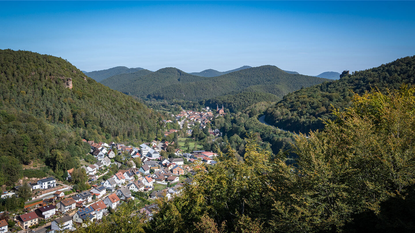 Blick auf Wilgartswiesen von der Falkenburg aus Blick auf Wilgartswiesen von der Falkenburg