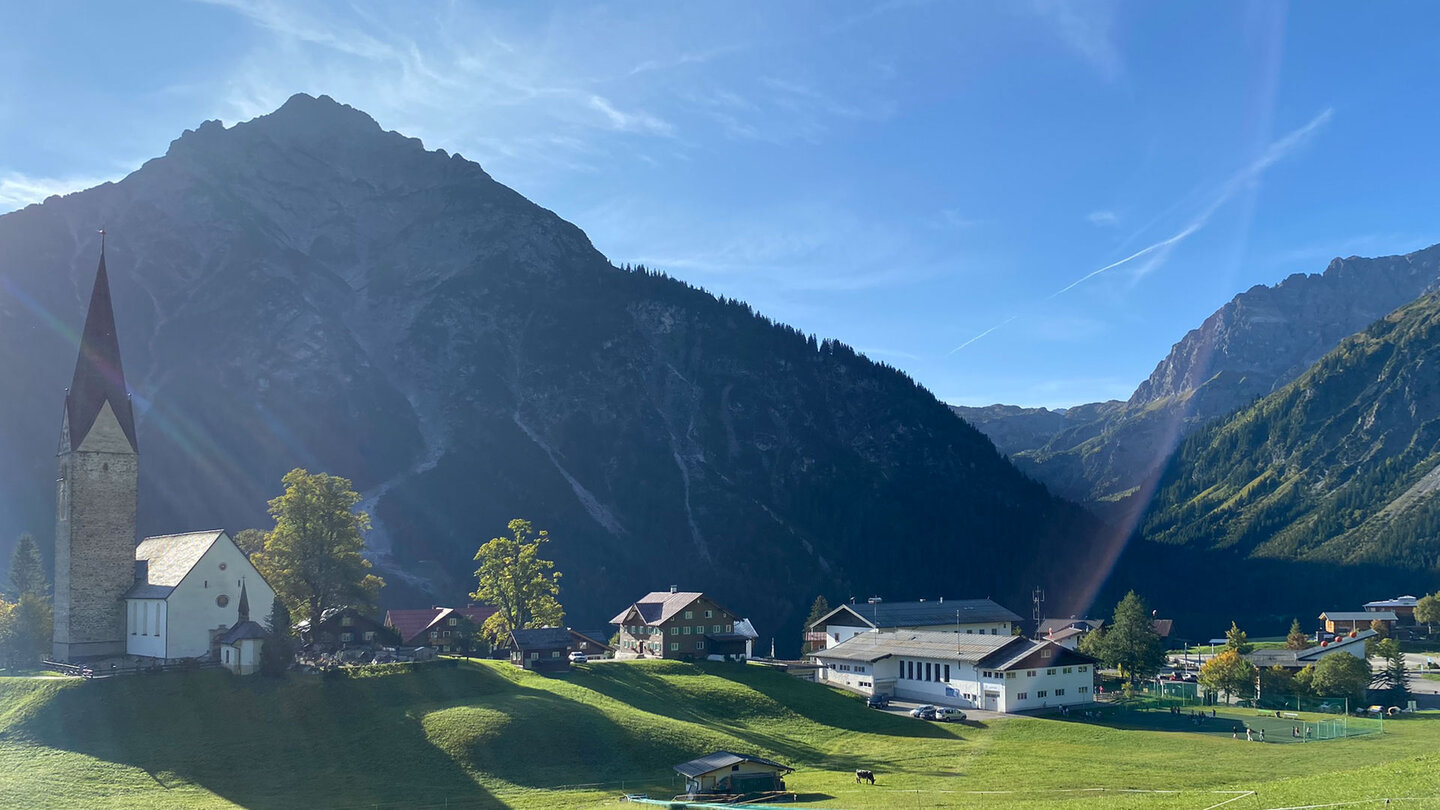 Blick auf Mittelberg und dem Angererkopf im Hintergrund Mittelberg mit dem Angererkopf im Hintergrund