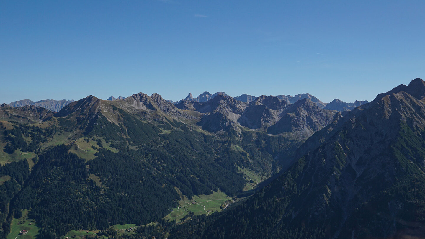 weiter Blick über das Bergpanorama beim Wandern am Walmendinger Horn weiter Blick über das Bergpanorama