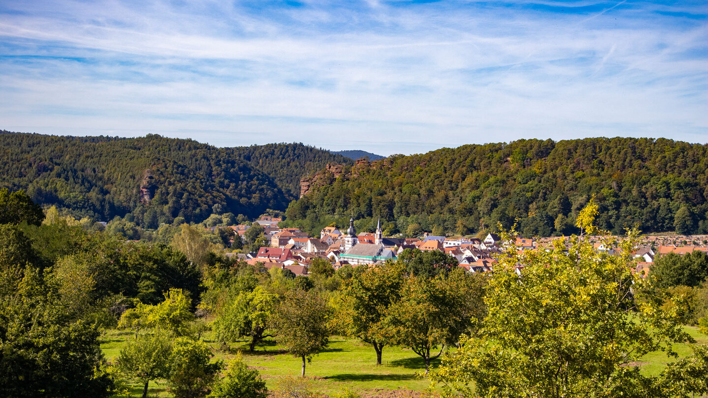 Blick von der Michaelskapelle auf Dahn mit dem Jungfernsprung Blick von der Michaelskapelle auf Dahn mit dem Jungfernsprung