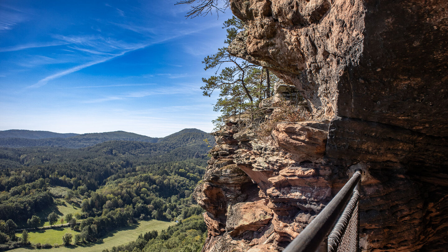 Blick aus der Soldatenhütte am Hochsteinmassiv auf den Pfälzerwald