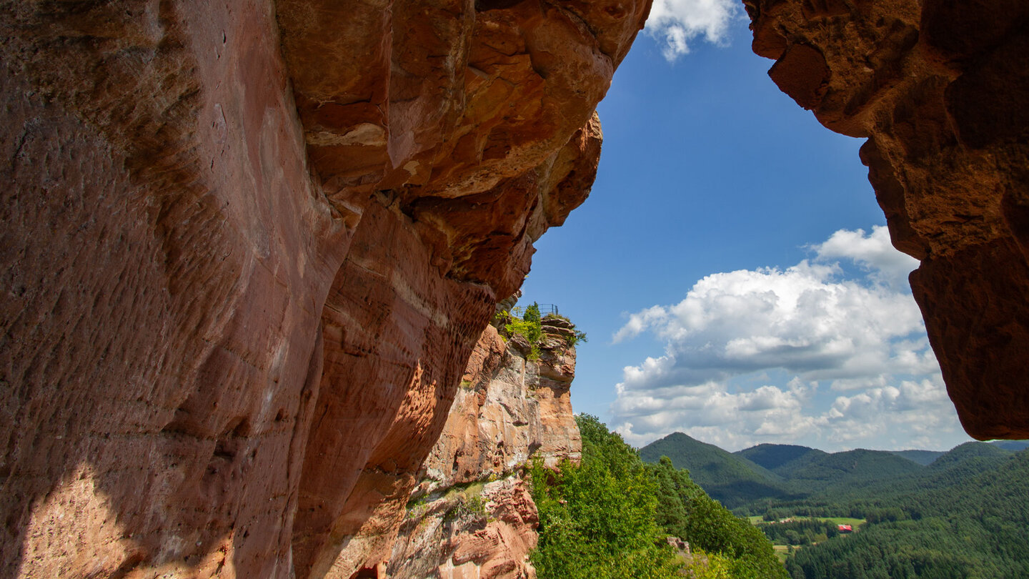 der gewaltige Burgfels der Dahner Burgengruppe der Burgfels der Dahner Burgengruppe