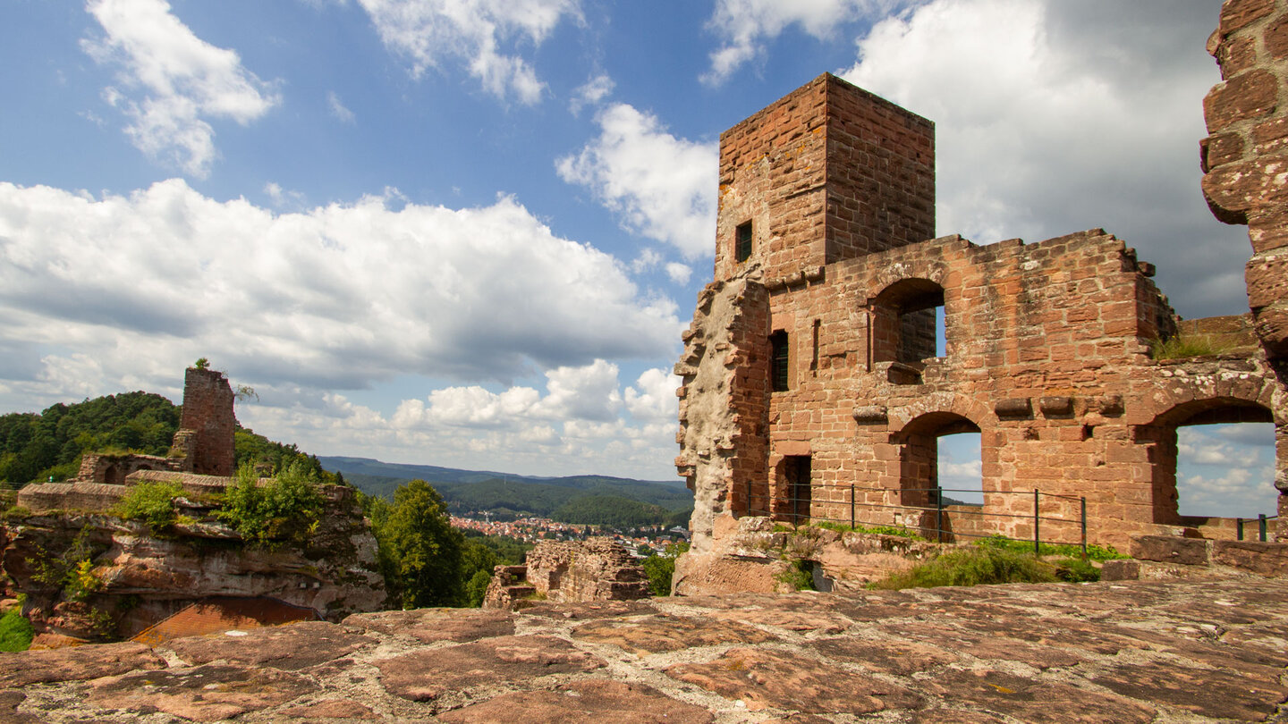 Blick von der Burg Altdahn über die Dahner Burgen Blick von der Burg Altdahn über die Dahner Burgen