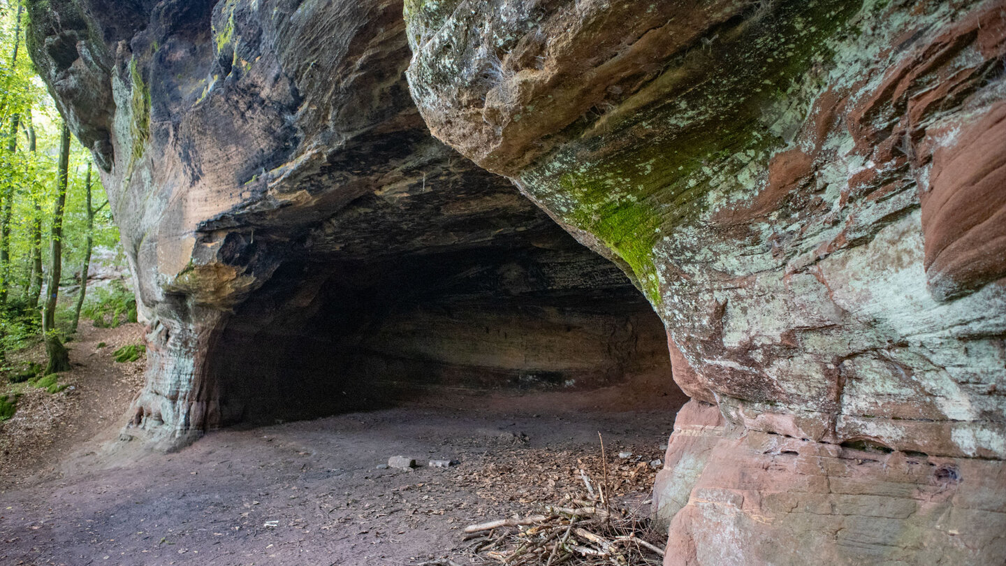 Höhle an der Wanderroute Höhle an der Wanderroute