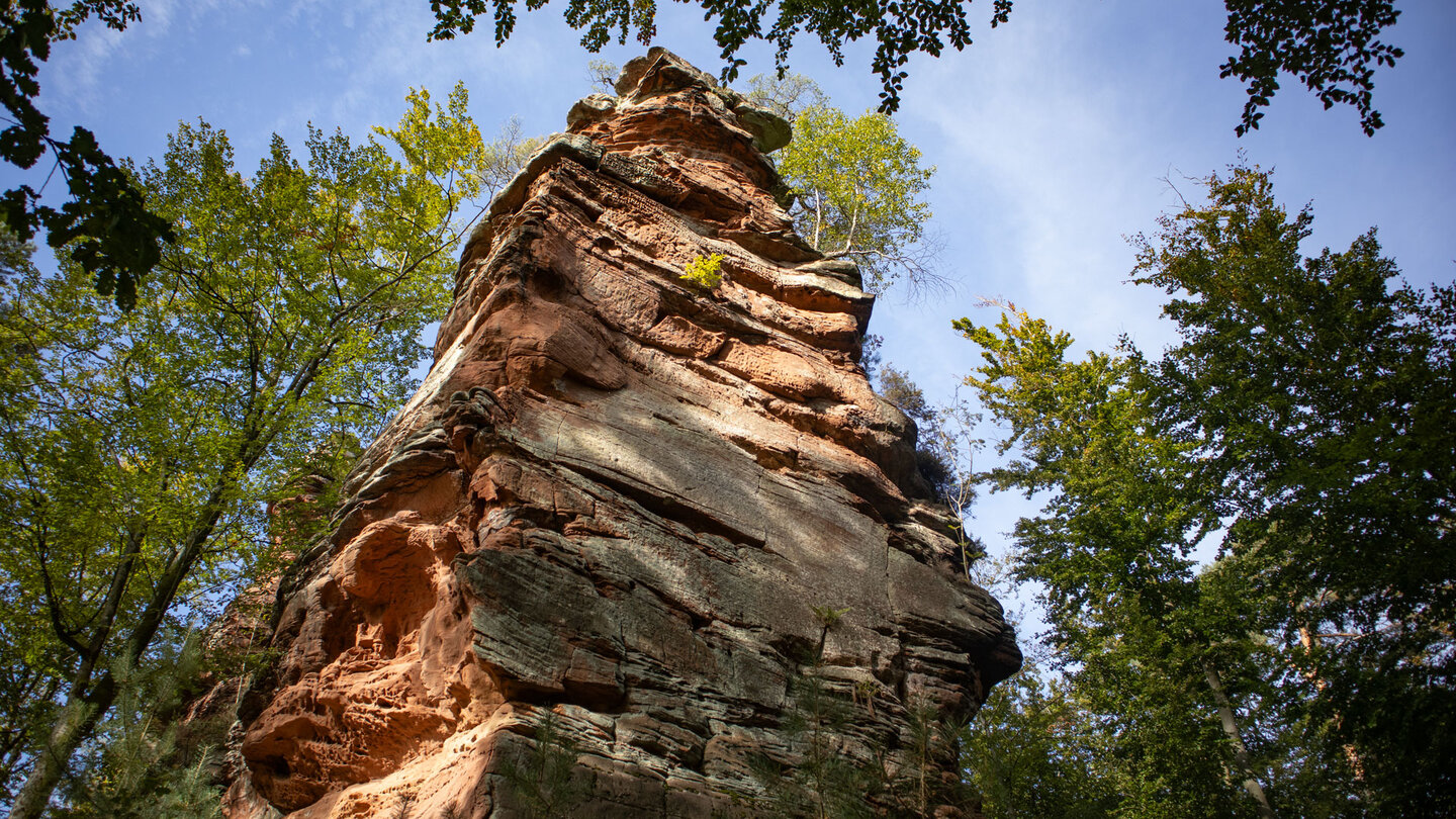 der steil aufragende Sandsteinfelsen des Römerturms der Sandsteinfelsen des Römerturms