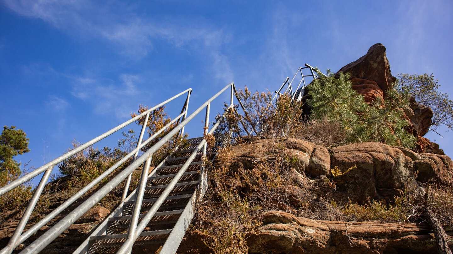 eine mehrstufige Treppe führt auf den Römerturm