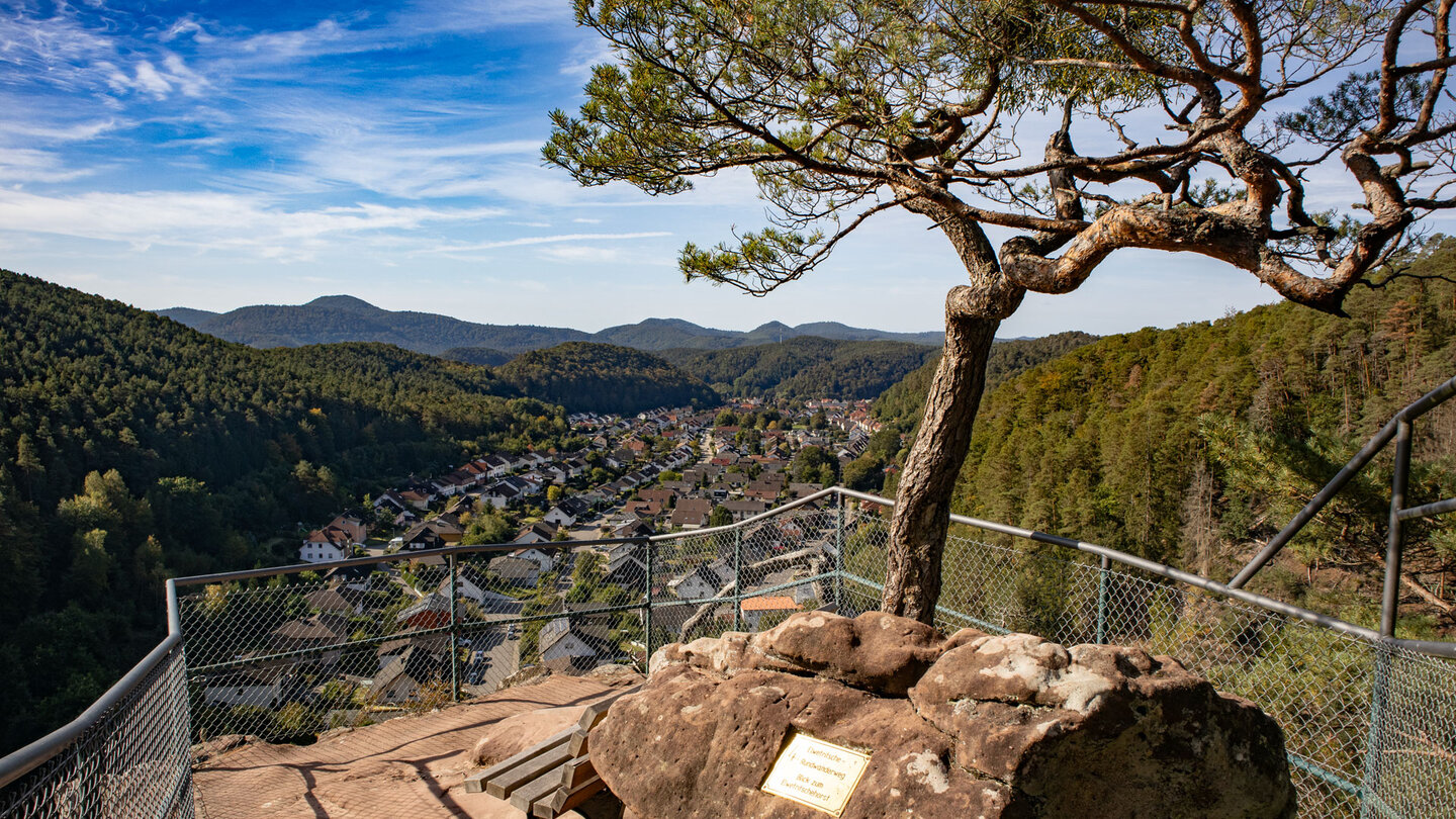 Blick vom Burgfelsen auf Dahn Blick vom Burgfelsen auf Dahn