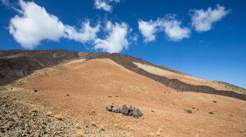 Lavaströme durch Bimssteinfelder an der Flanke des Teide