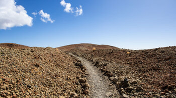 schmaler Wanderpfad zum Gipfel des Montaña Blanca