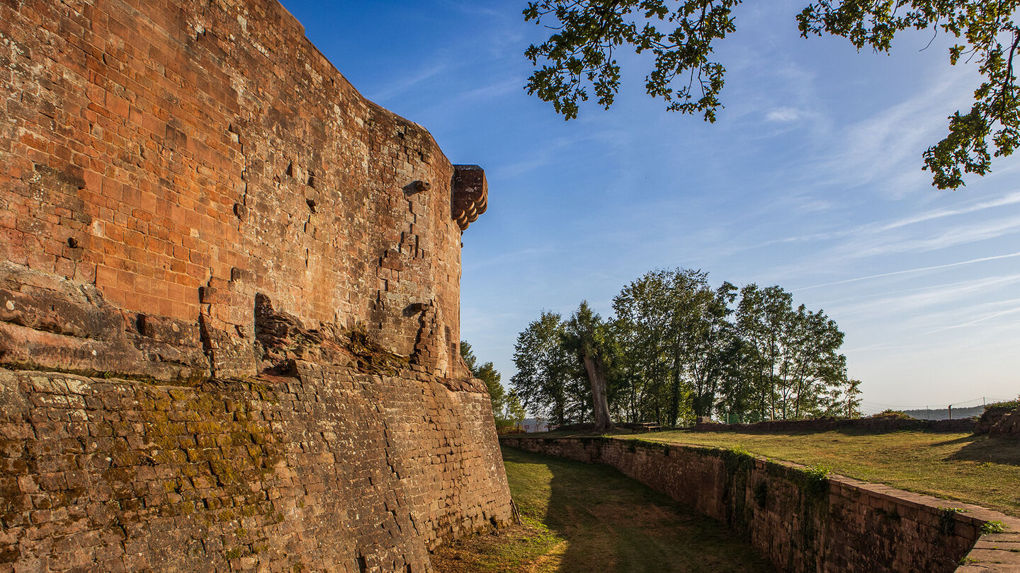 der Burggraben des Château de Lichtenberg Burggraben des Château de Lichtenberg