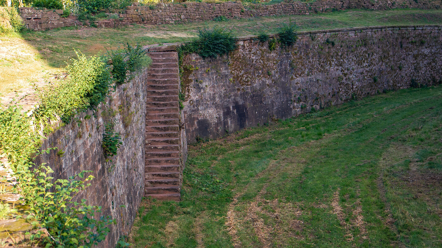 der Burggraben des Château de Lichtenberg Burggraben des Château de Lichtenberg