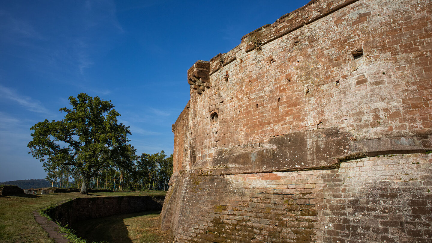 die gewaltige Festung der Burg Lichtenberg, die auf einem Berg thront, ist ein beeindruckendes Zeugnis vergangener Zeiten die gewaltige Festung der Burg Lichtenbergist ein beeindruckendes Zeugnis vergangener Zeiten