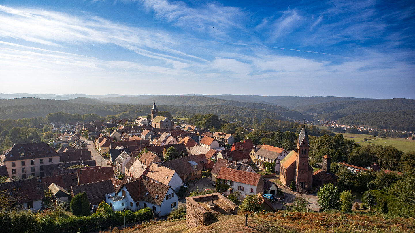 Blick über den Ort Lichtenberg auf den Naturpark Nordvogesen Blick über Lichtenberg auf den Naturpark Nordvogesen