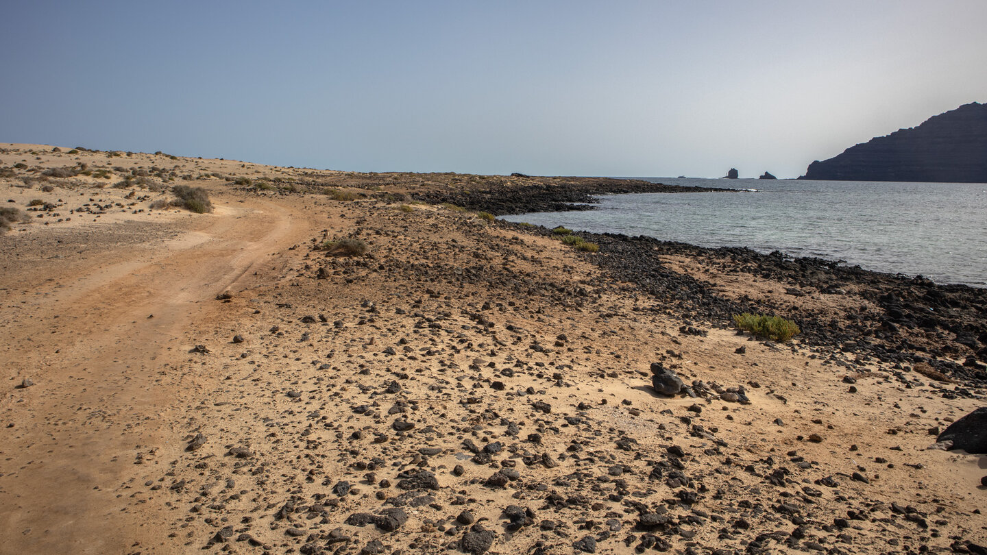Wegverlauf entlang der Küste gegenüber des Famara-Massivs
