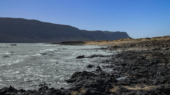 die Küste La Graciosas mit den Klippen des Famara-Gebirges