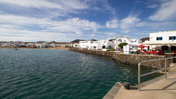 die Hafenpromenade in Caleta de Sebo