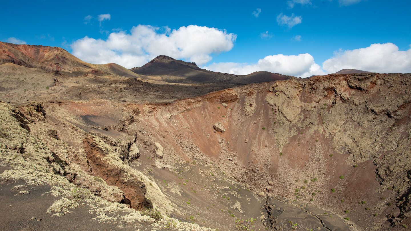 Blick vom Krater der Caldera de la Rilla zum Montaña del Señalo und dem dunklen Pico Partido