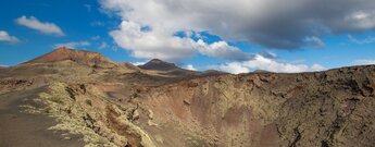 Blick über den Krater der Caldera de la Rilla zum Montaña del Señalo und auf den Pico Partido