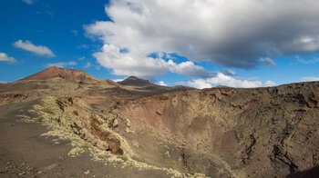 Blick über den Krater der Caldera de la Rilla zum Montaña del Señalo und auf den Pico Partido