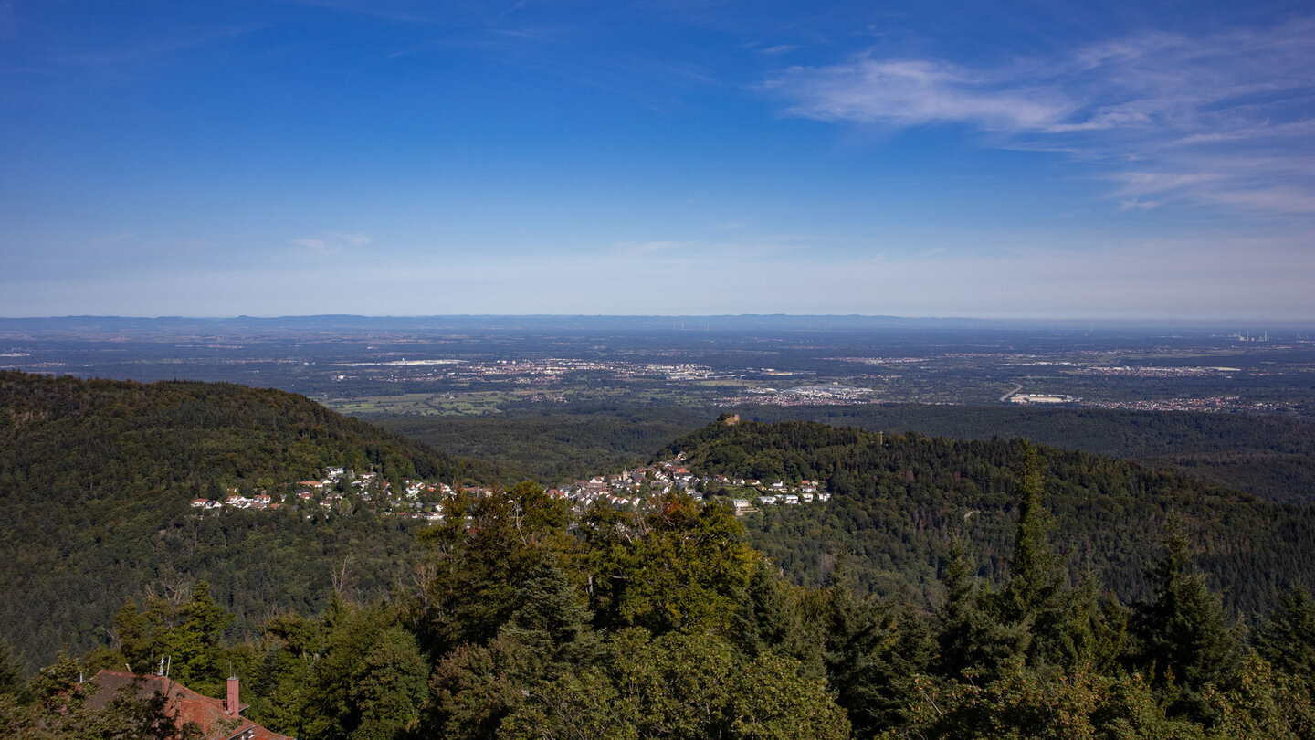 Blick auf den Ort Ebersteinburg mit der Ruine Alt-Eberstein und die Rheinebene