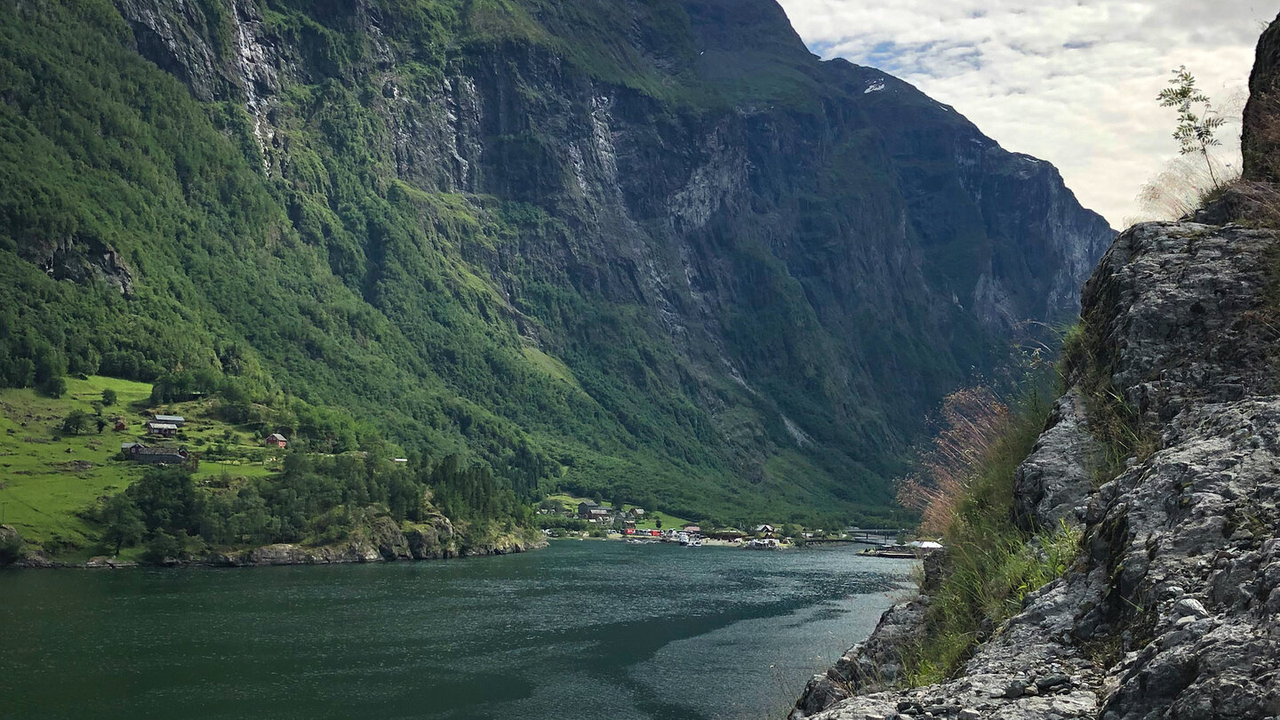 Blick auf Gudvangen im Nærøyfjord Gudvangen im Nærøyfjord