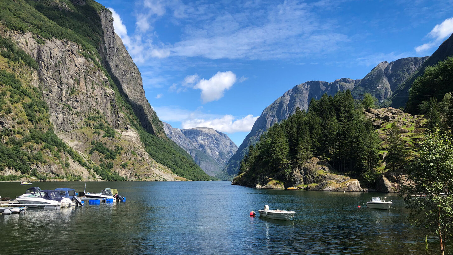 Boote ankern bei Gudvangen im Nærøyfjord Boote bei Gudvangen im Nærøyfjord