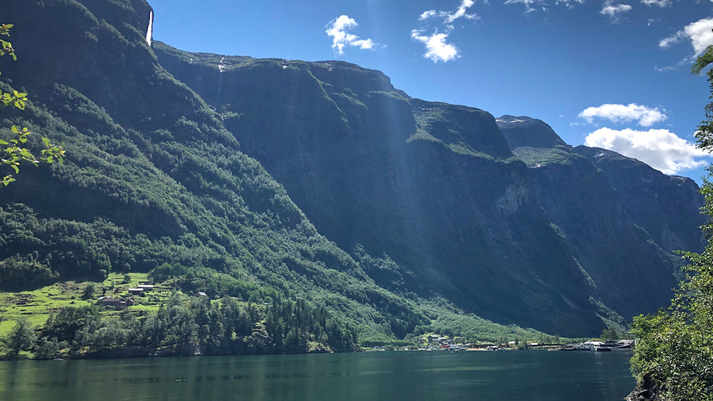 Gudvangen liegt am südlichen Ende des Nærøyfjords in der Gemeinde Aurland Gudvangen liegt am südlichen Ende des Nærøyfjords