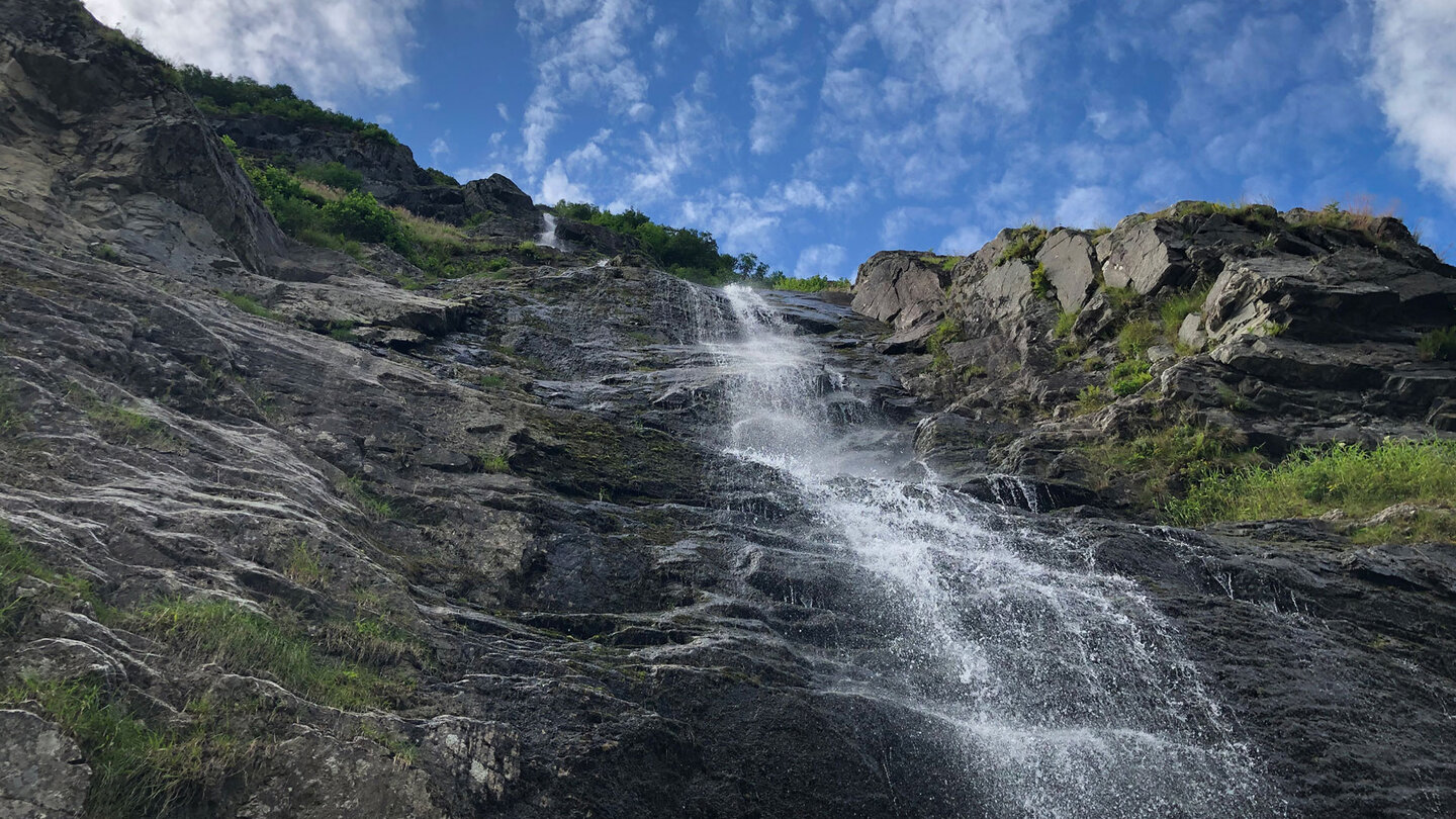 der tosende Wasserfall Kjelfossen bei Gudvangen Wasserfall Kjelfossen bei Gudvangen