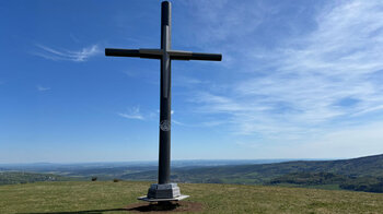 weiter Blick am Gipfelkreuz des Himmeldunkbergs