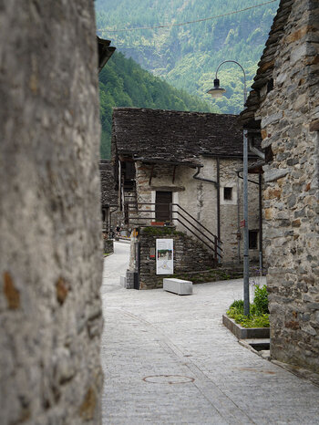 Blick durch schmale Gassen in Sonogno