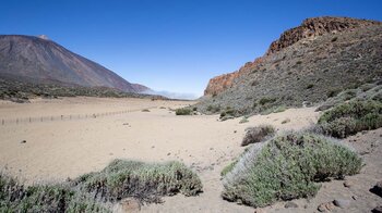 der Wanderweg durch die Cañada de los Guancheros mit La Fortaleza und Teide