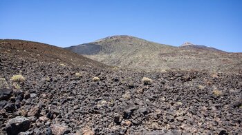 Blick auf Pico Viejo und Teide beim durchwandern der groben Lavafelder