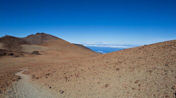 Bimssteinfeld auf der Passhöhe Degollada de Pico Viejo mit der Insel La Palma