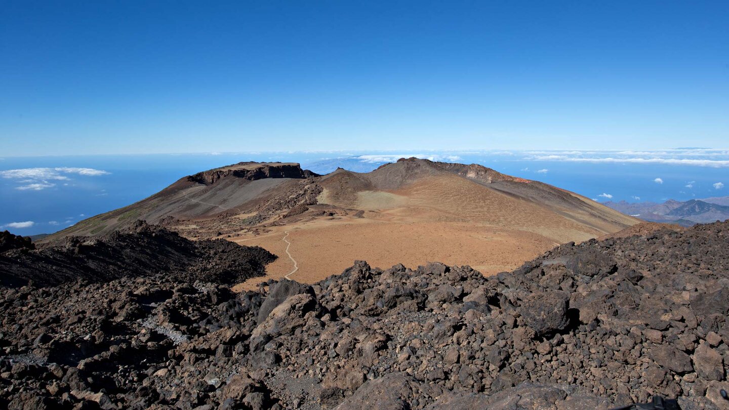 Wanderpfad durchs Lavafeld oberhalb des Kraters des Pico Viejo