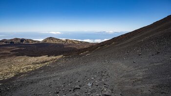 Aufstieg über den Wanderweg Chafarí durch dunkle Lapilifelder